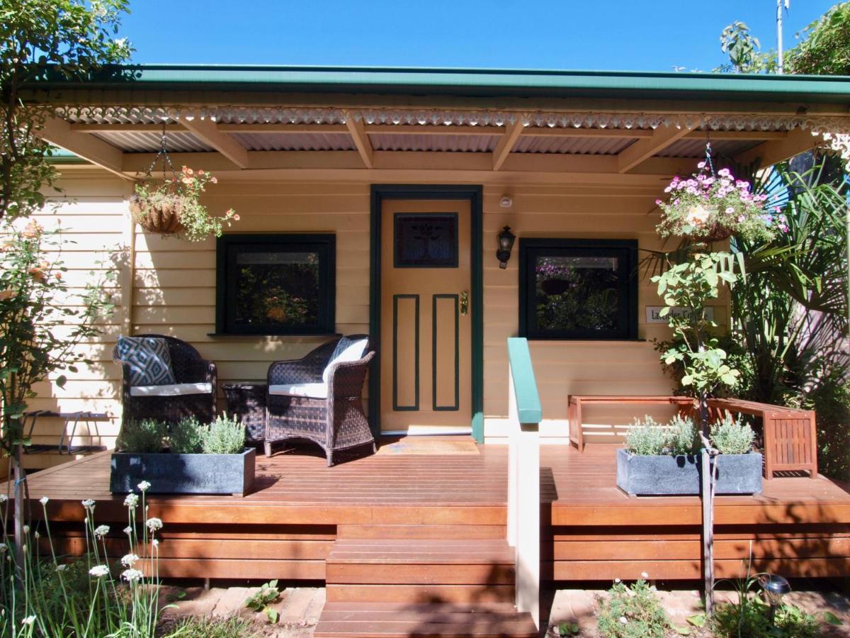 Tiffany'S Cottages Bright Exterior foto